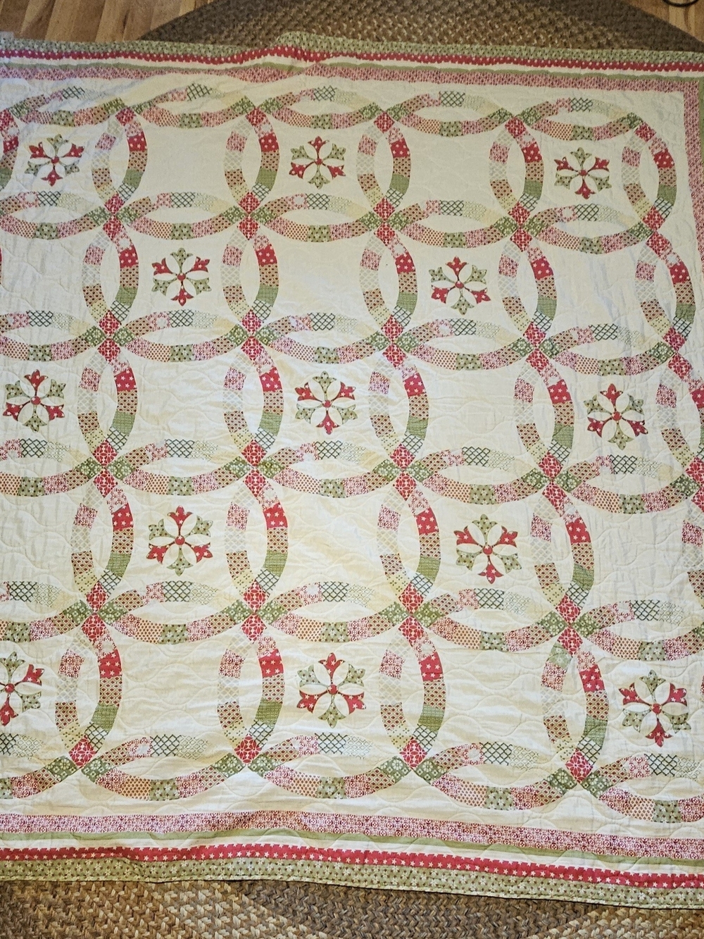 Handcrafted Double Wedding Ring Quilted Bedspread in Cream, Red & Green.